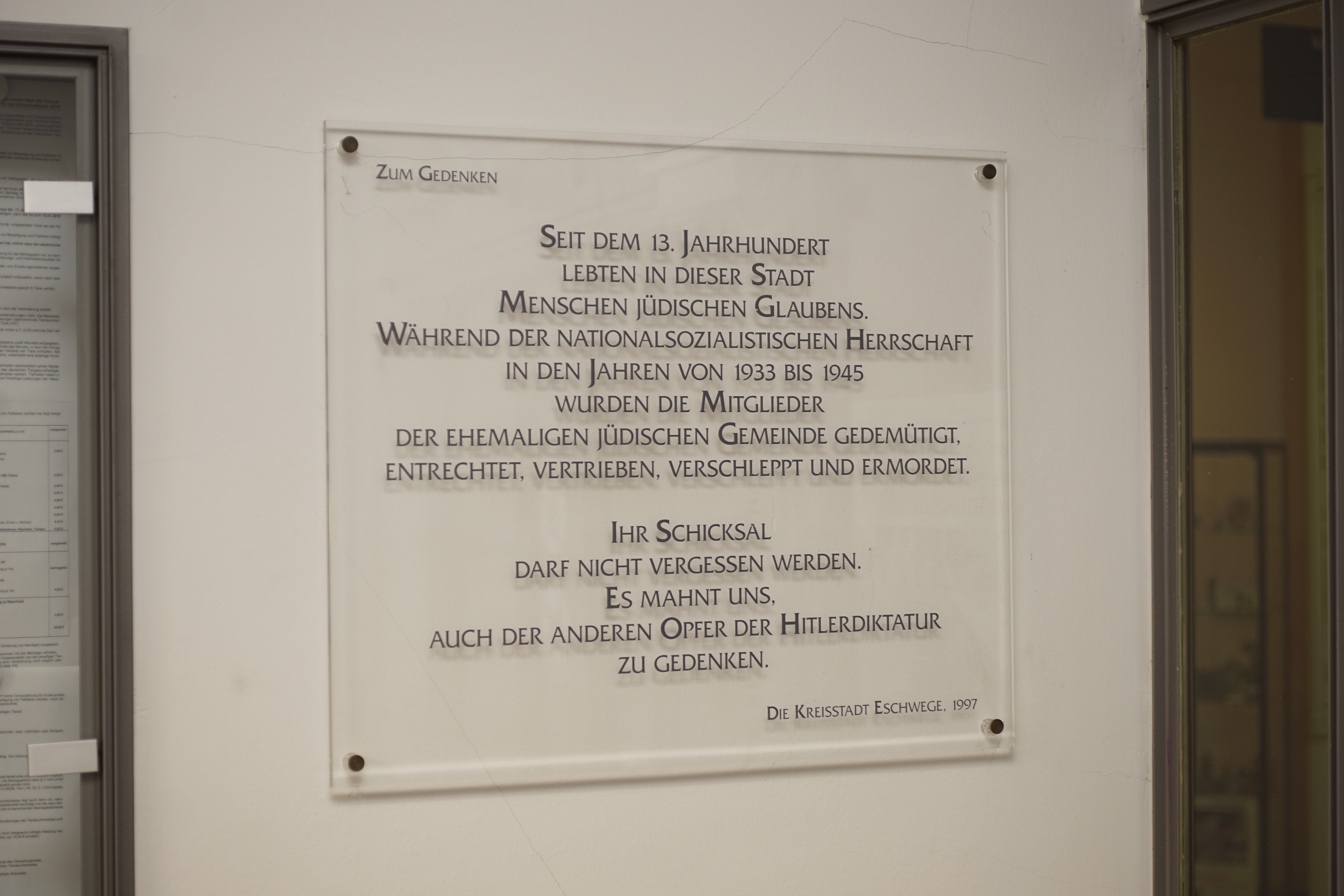 Bild der Tafel welche im Haupteingang des Eschweger Rathauses hängt